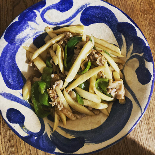 りょうこです。まこもだけのチンジャオロースつくったよ。店主ワタルに野菜カットしてもらったらまこもだけもピーマンもこんなに豪快に太くなってた！！