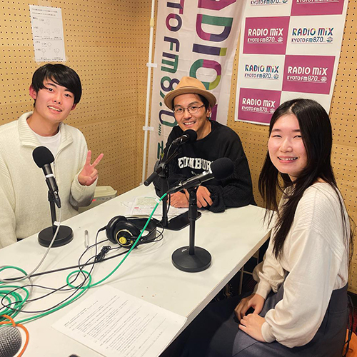 昨日、Radio Mix Kyoto FM87.0 の佛教大学の学生さんが作るラジオ番組「ぶつラジ」という番組に出演させていただきました！